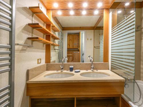 une salle de bain avec deux lavabos et un miroir dans l'établissement Appartement coquet avec balcon, wifi, 2 pièces, Val-d'Isère - FR-1-694-367, à Val dʼIsère