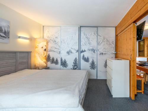 une chambre avec un lit blanc et un bureau dans l'établissement Appartement coquet avec balcon, wifi, 2 pièces, Val-d'Isère - FR-1-694-367, à Val dʼIsère
