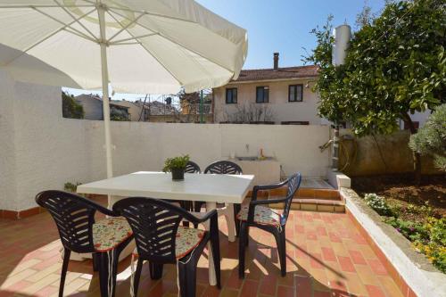 Two-Bedroom Apartment Pula near Sea 1