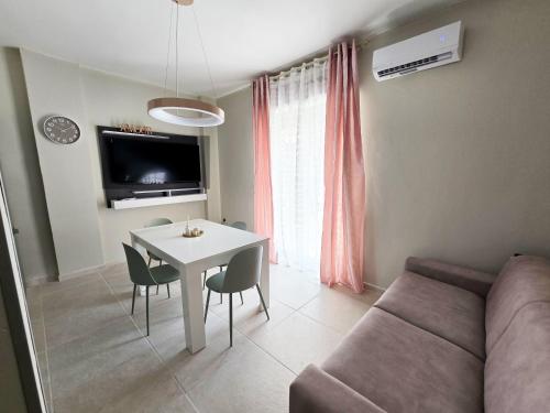 a living room with a couch and a table with chairs at Nido Salento Gallipoli in Gallipoli