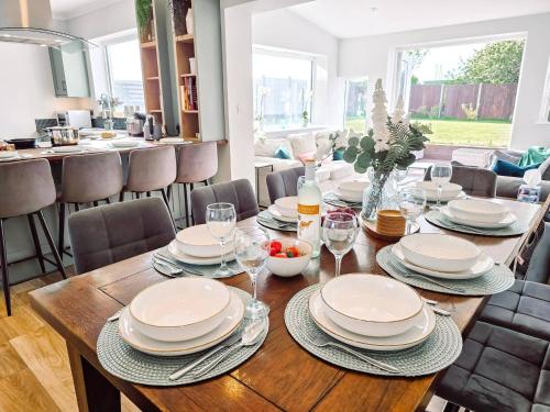 Posezení v ubytování Spacious 4-Bed Dover House | Hot Tub & Sea Views