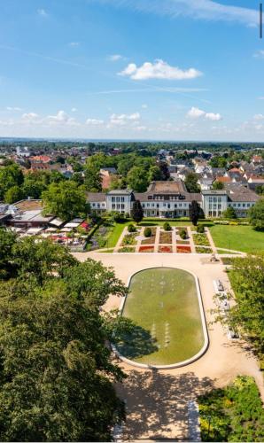 an aerial view of a park with a tennis court at Entspannt wohnen in Bad Lippspringe Nähe Westfalen Therme genießen in Bad Lippspringe