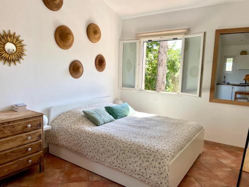 une chambre avec un lit et une fenêtre dans l'établissement Studio avec terrasse, parking et clim à 10 min à pied du vieux port, à La Ciotat