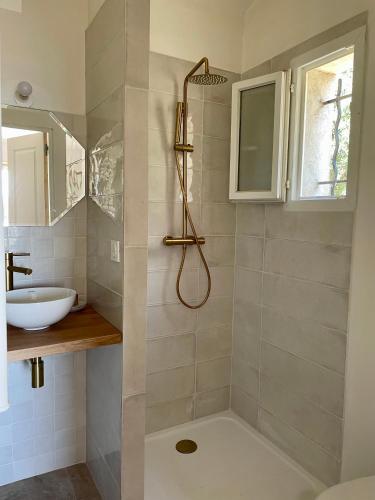 une salle de bain avec un lavabo et une douche dans l'établissement Studio avec terrasse, parking et clim à 10 min à pied du vieux port, à La Ciotat