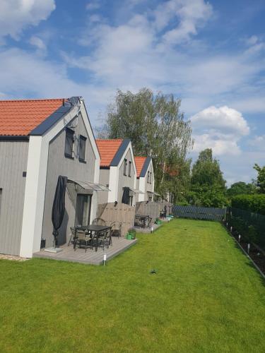 ein Haus mit einem Picknicktisch im Hof in der Unterkunft Solo na wyspie, blisko morza Sobieszewo in Danzig