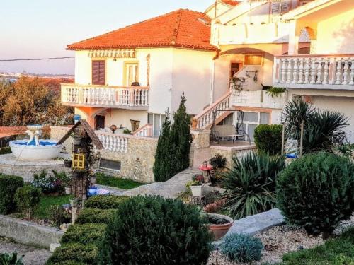 Το κτήριο όπου στεγάζεται  το διαμέρισμα