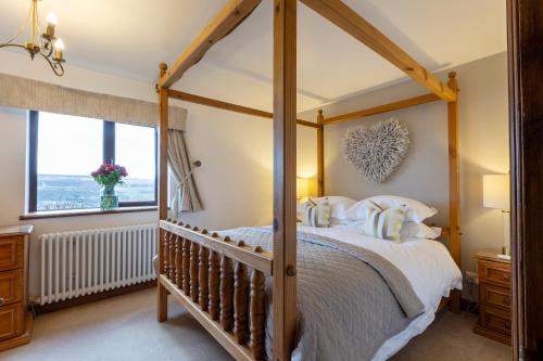 En eller flere senge i et værelse på Romantic Cottage Haworth