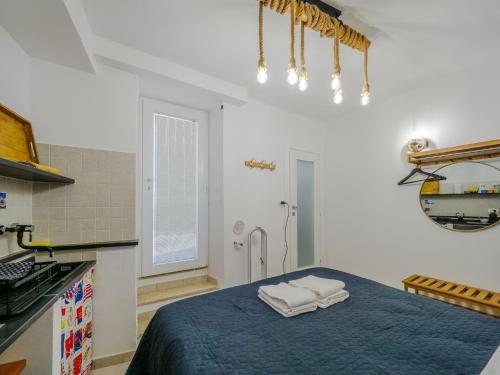 a kitchen with a bed with two white towels on it at Ventu de Ma in Vernazza