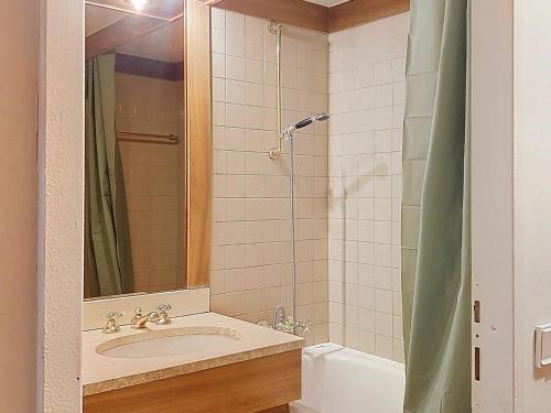 une salle de bain avec un lavabo et une douche dans l'établissement Studio Cabine Bien Équipé · Centre Val-d'Isère · Balcon & Terrasse Exposée Sud - FR-1-518-105, à Val dʼIsère