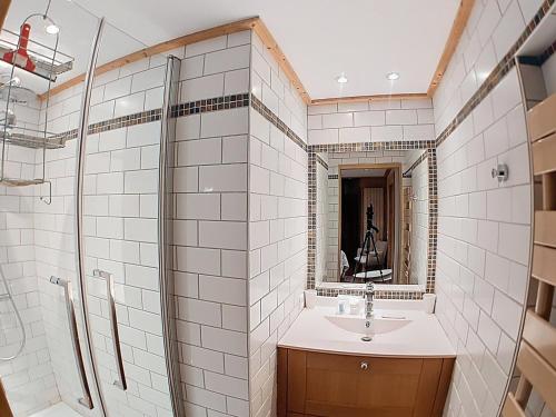 Kúpeľňa v ubytovaní Appartement Grand Standing 4* Centre Val-d'Isère, 54m², 4 pers, Balcon aménagé, Casier à Ski - FR-1-518-86