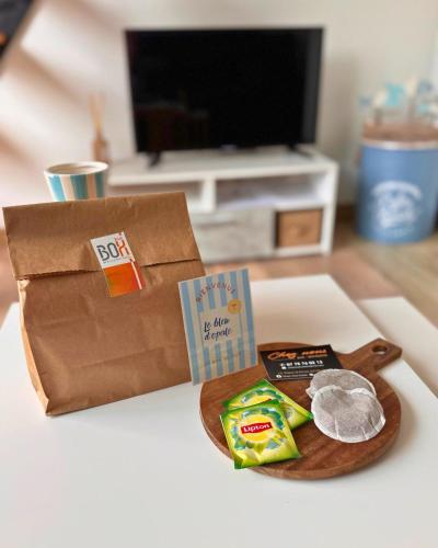 une table avec un sac de chips et un paquet de nourriture dans l'établissement Le Bleu d'Opale, à Sangatte