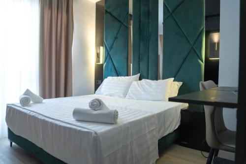 Postel nebo postele na pokoji v ubytování Hotel Mefolinkel Suits
