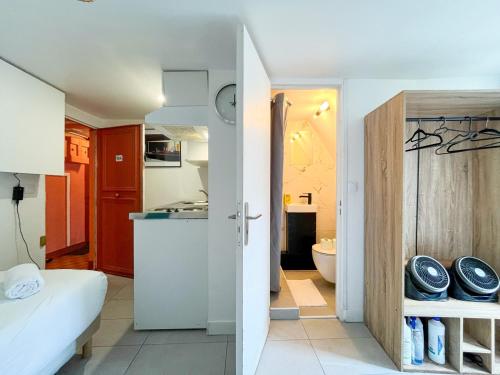 Cette chambre comprend une salle de bains pourvue d'un lavabo et de toilettes. dans l'établissement 144 - Urban Charming Studio in Paris, à Paris