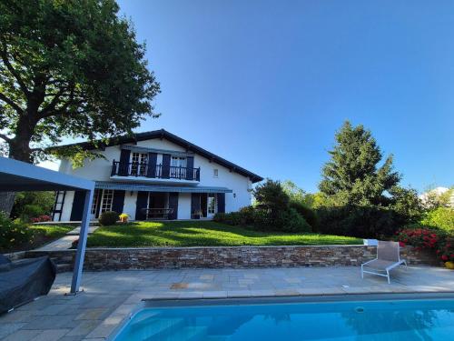 Bazén v ubytování Villa Basque piscine chauffée jardin verdoyant nebo v jeho okolí