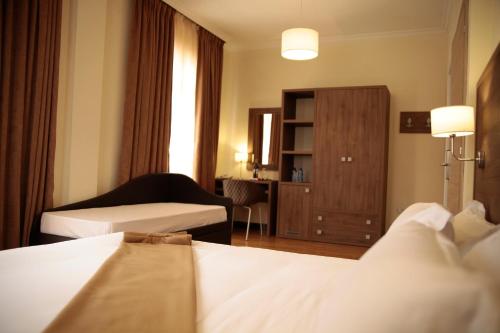 Habitación de hotel con 2 camas y sofá en Venetian Hotel, en Addis Ababa