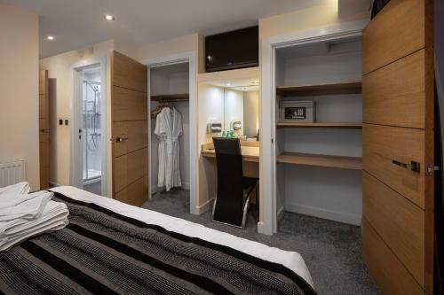 Ένα ή περισσότερα κρεβάτια σε δωμάτιο στο Granada Apartments Queens Mansions