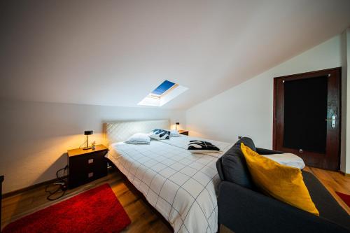 Ένα ή περισσότερα κρεβάτια σε δωμάτιο στο Flex SelfCheckIns 159 - Zagreb - 2 Bedrooms - Parking - Terrace