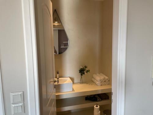 un baño con lavabo y espejo en Stefanos by Hospi, en Kato Gouves