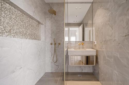 Un baño de Luxury New Villa with Private Pool by FeelHome