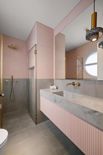 Un baño de Luxury New Villa with Private Pool by FeelHome