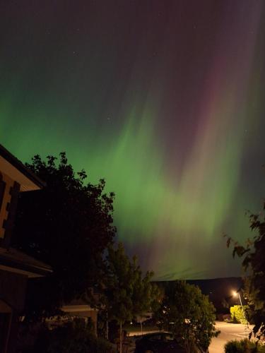an image of the northern lights in the sky at Villa Bellissimo FranTalia in Kelowna