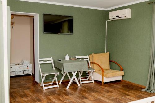 a dining room with a table and chairs at Golden park Apartments in Umanʼ
