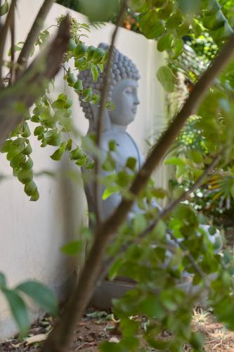 a statue of a bust sitting next to a wall at VILLA Manja in La Saline les Bains