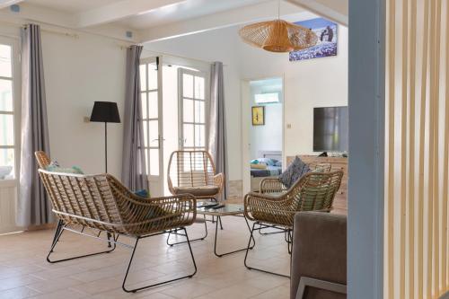 a living room with chairs and a couch at VILLA Manja in La Saline les Bains