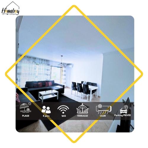 un salon avec un canapé et une table dans l'établissement Le président 100 m de la plage, à Antibes