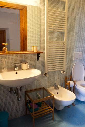a bathroom with a sink and a toilet at Tertulia Coliving Coworking in Ampinana