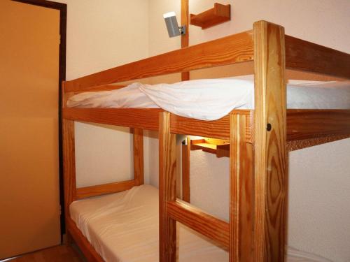 quelques lits superposés dans une chambre dans l'établissement Studio lumineux au cœur de la station avec balcon - FR-1-322-571, aux Orres