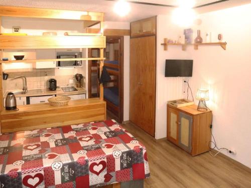 Cette petite chambre comprend un lit et une cuisine. dans l'établissement Studio familial avec accès direct aux pistes, balcon sud, 4 pers, centre station, Les Orres - FR-1-322-493, aux Orres