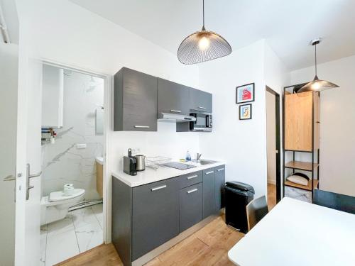 Kuchyňa alebo kuchynka v ubytovaní 146 - Urban Cosy Flat in Paris