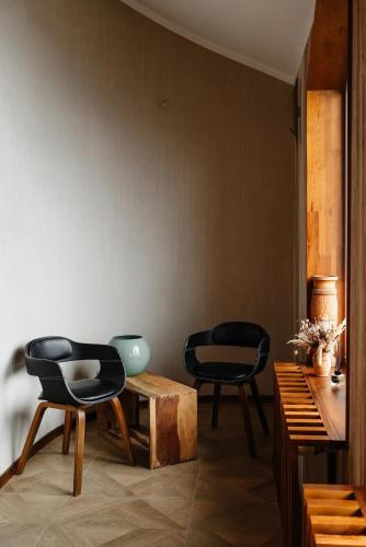 a living room with two chairs and a table at Golden park Apartments in Umanʼ