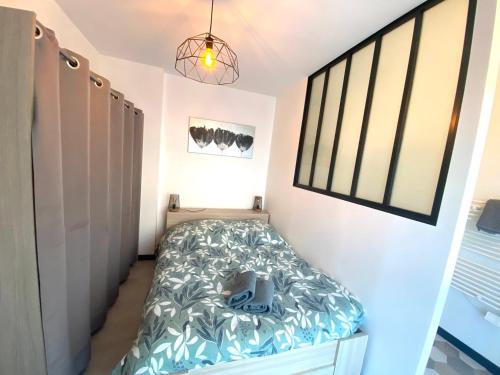 une petite chambre avec un lit dans le coin dans l'établissement Clos Pasteur modern for 4 people, à Poitiers