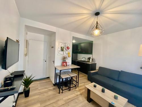 un salon avec un canapé bleu et une table dans l'établissement Clos Pasteur modern for 4 people, à Poitiers