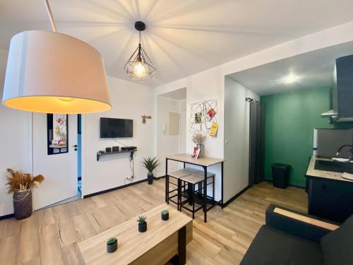 un salon avec un canapé et une table dans l'établissement Clos Pasteur modern for 4 people, à Poitiers