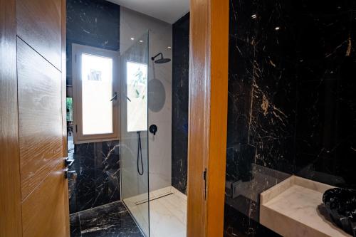 Ein Badezimmer in der Unterkunft Monte Carlo Villa in Marrakesh - No Neighbors