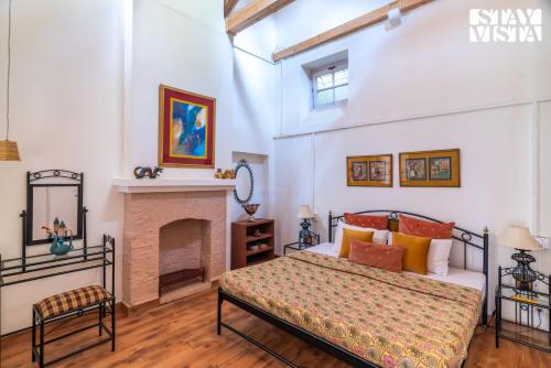 Postel nebo postele na pokoji v ubytování StayVista at Belmont House with Bonfire, Gazebo