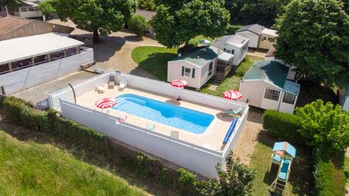 - une vue aérienne sur une grande piscine dans la cour dans l'établissement Camping Le Bellevue, à Barzan