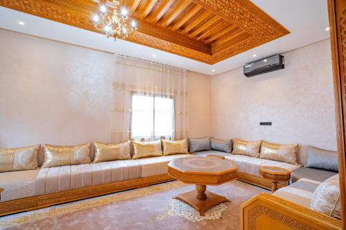 Ein Sitzbereich in der Unterkunft Monte Carlo Villa in Marrakesh - No Neighbors