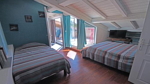 - une chambre avec 2 lits dans une pièce aux murs verts dans l'établissement Mas Garonnette, à Sainte-Maxime