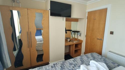 Ένα ή περισσότερα κρεβάτια σε δωμάτιο στο Granada Apartments Queens Mansions