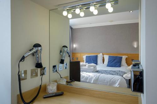Ένα ή περισσότερα κρεβάτια σε δωμάτιο στο Granada Apartments Queens Mansions
