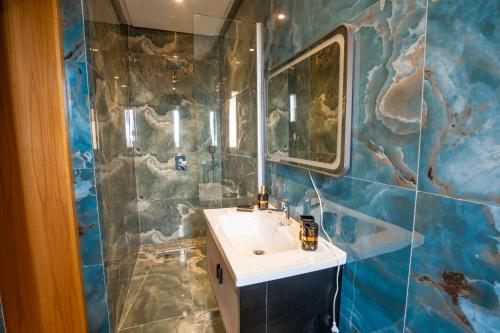 Ein Badezimmer in der Unterkunft Monte Carlo Villa in Marrakesh - No Neighbors