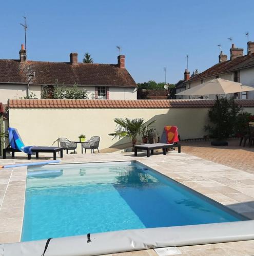 - une piscine au milieu d'un patio dans l'établissement Villa charmante à Villedieu-sur-Indre avec piscine privée, à Villedieu-sur-Indre