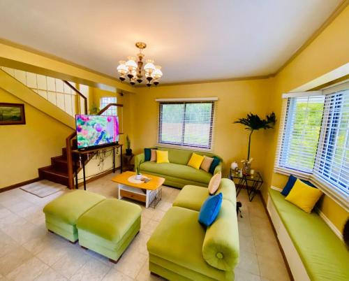 a living room with a couch and a tv at Cindys Getaway in Ulot