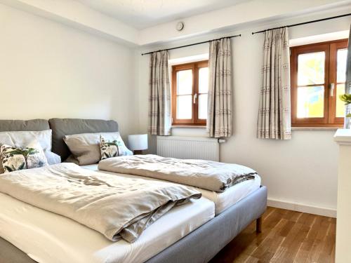 Postel nebo postele na pokoji v ubytování Landhof Angstl - Gästezimmer und Tagungsraum