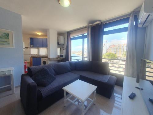 una sala de estar con un sofá y una mesa en Views of El Medano beach, two, en El Médano