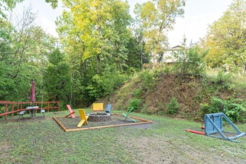 Ο χώρος παιχνιδιού για παιδιά στο Cozy Hollow Cabin By Avada Properties